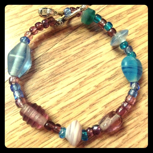 Handmade glass bead bracelet with clasp - Picture 1 of 1