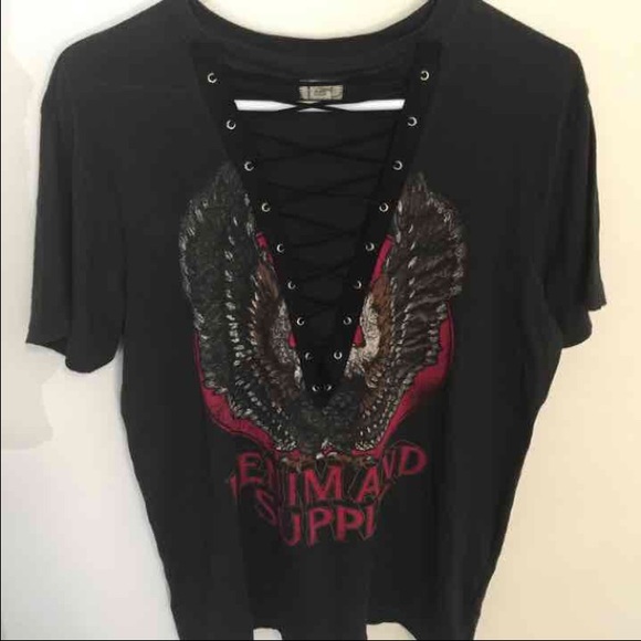 ❌SOLD❌Vintage lace up tee shirt