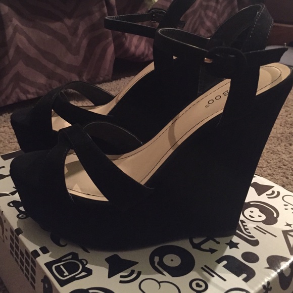 Black wedges