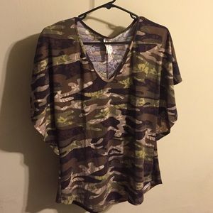 ✨Camo colored nice top