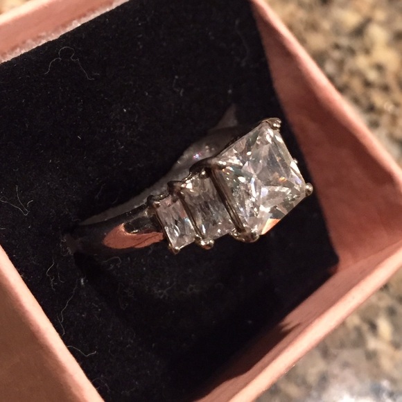 5stone CZ DIAMOND SS RING - Picture 2 of 4
