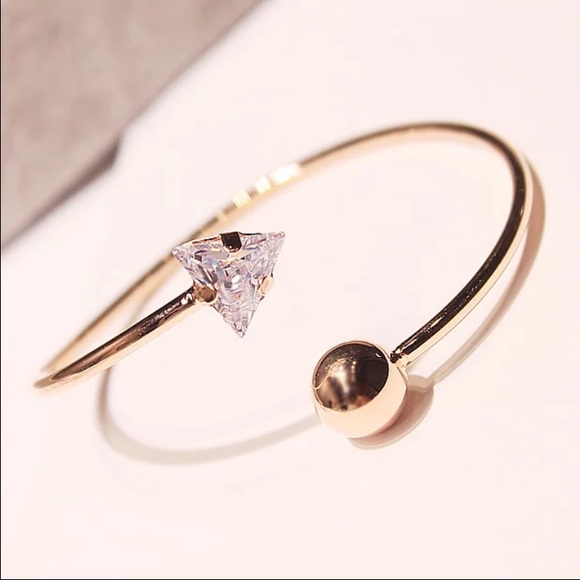 【GOLD】bracelet with triangle shape hardware