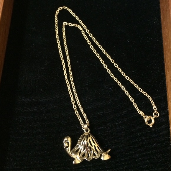 Vintage Gold Turtle Necklace - Picture 2 of 3