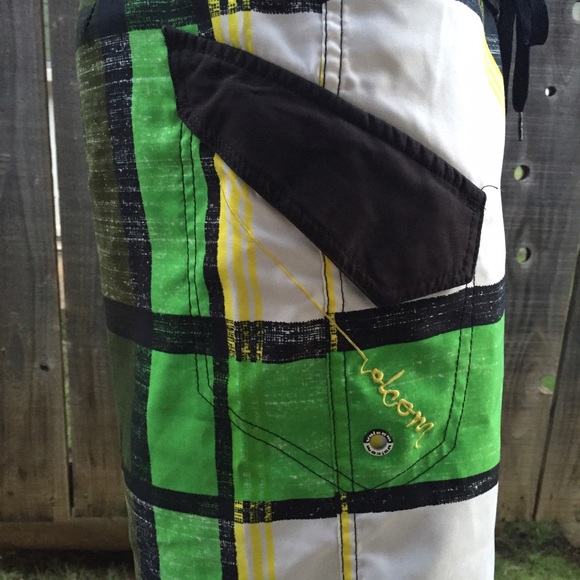 💢 BUNDLED 💢 Volcom Boardshorts - Picture 3 of 4