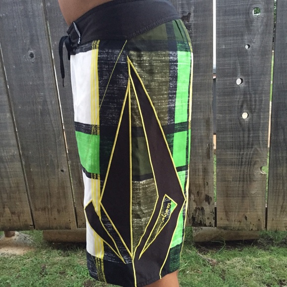💢 BUNDLED 💢 Volcom Boardshorts - Picture 4 of 4