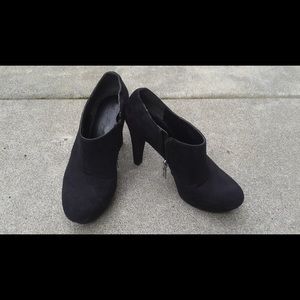 Black booties, lightly worn!
