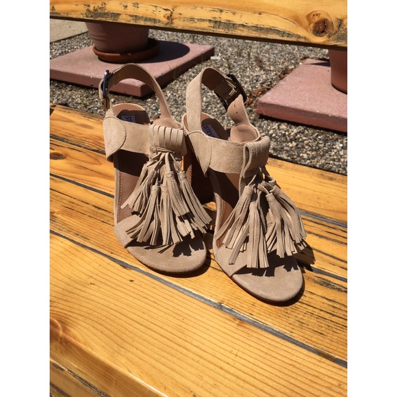 FINAL PRICE‼️HP 9/2🎉Steve Madden tassel heels 😍 - Picture 2 of 4