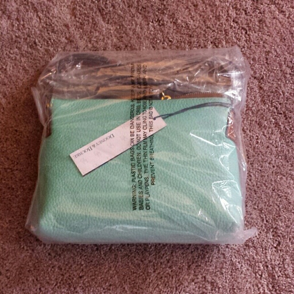 Dooney & Bourke crossbody bag in mint - Picture 3 of 4