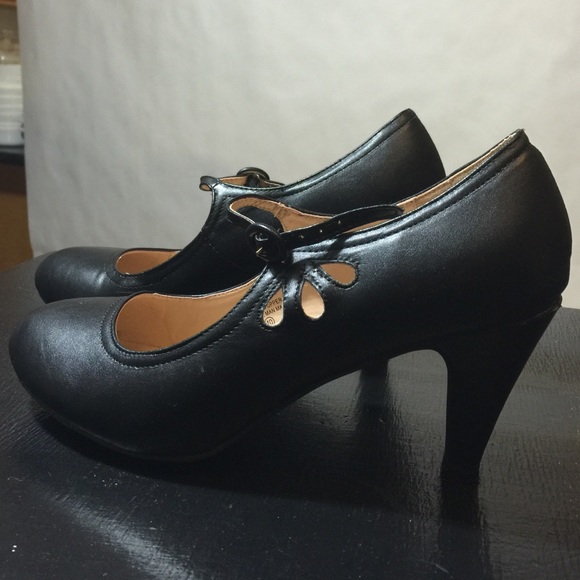 Black Mary Jane heels