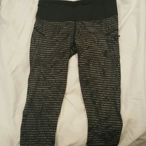 Lululemon grey and black capri (kicker)