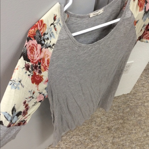 💥SOLD💥 Grey floral sleeve tunic - sz S