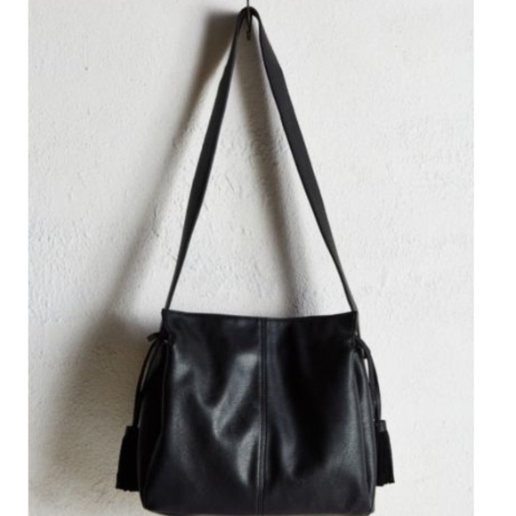 ❤lNWT Black UO Vegan Leather bag - Last One - Picture 3 of 4