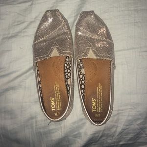 Cute and comfy silver sparkly toms