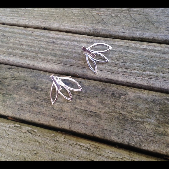 🌙✨ minimalist Lotus earring silver bar LF jewelry - Picture 2 of 3