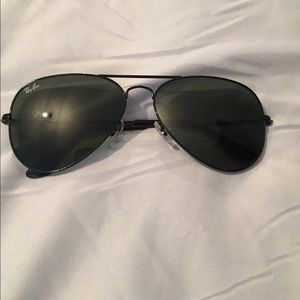BLACK AVATOR RAYBANS W/ NEW RAYBAN CASE