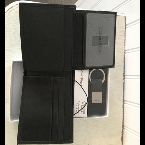 ***CALVIN KLEIN Passcase wallet with KEYFOB*** - Picture 2 of 3