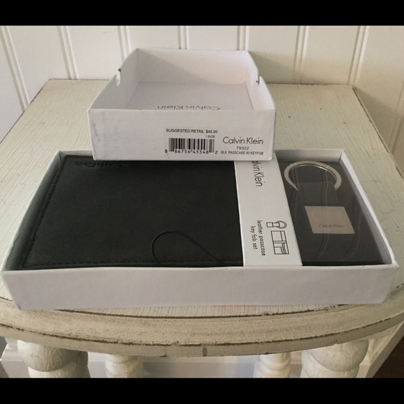 ***CALVIN KLEIN Passcase wallet with KEYFOB*** - Picture 3 of 3