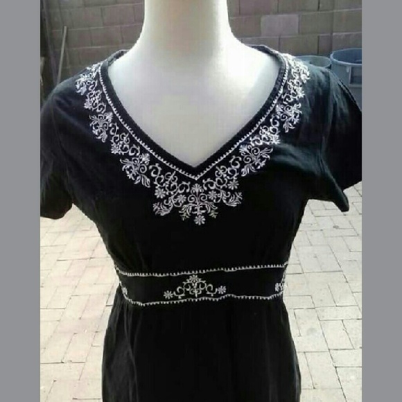 Mexican cotton blouse with white embroidery.