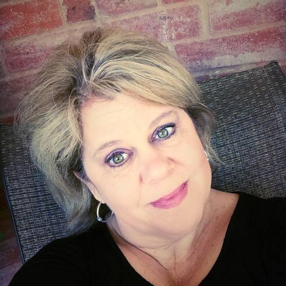 Meet your Posher, Julia - Picture 1 of 1