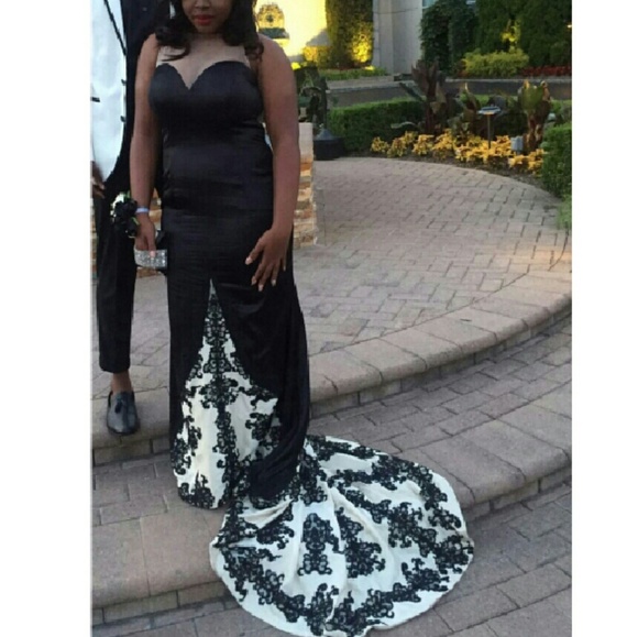 Black dress with nude sweetheart neck - Picture 1 of 3