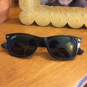 black ray ban wayfarers