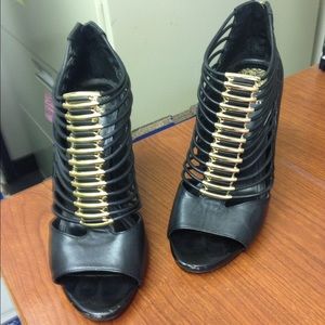 Vince Camuto size 8.5 Rease cage sandals