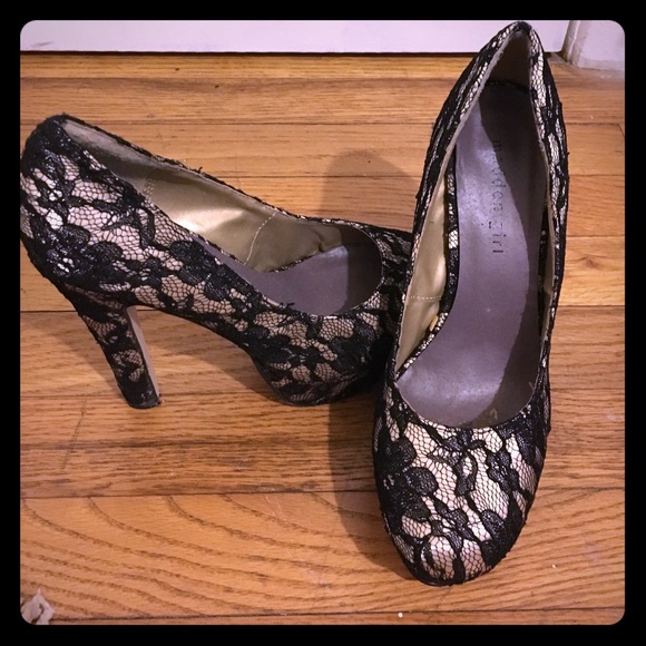 Size 8 1/2 Steve Madden lace heels.