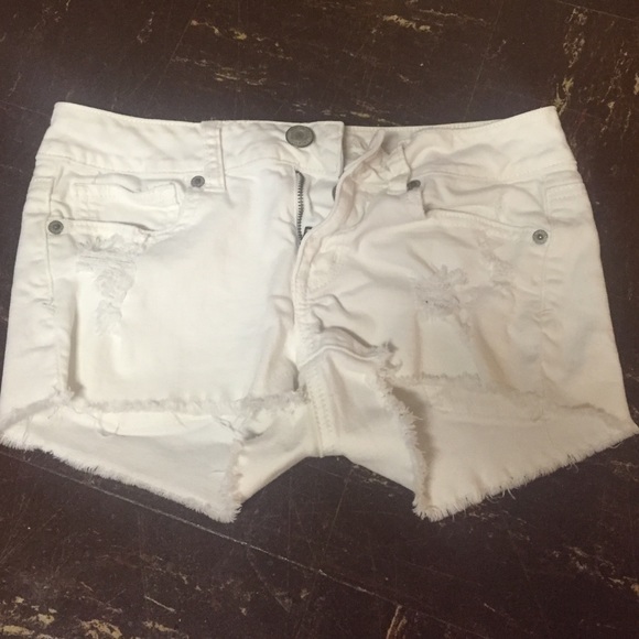 AE WHITE SHORT SHORTS
