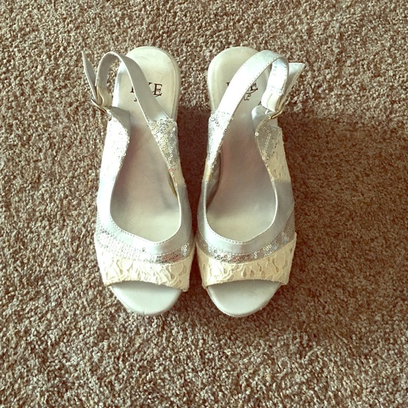 BKE sole silver and white wedge