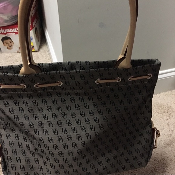 women\'s black and cream  dooney bourke tote bag