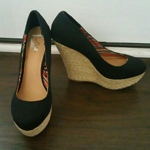 Black wedges