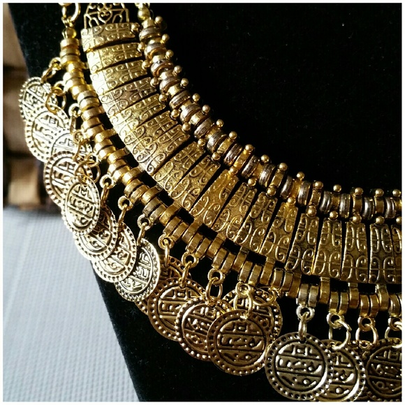 GOLDEN COIN CHUNKY STATEMENT NECKLACE - Picture 3 of 3