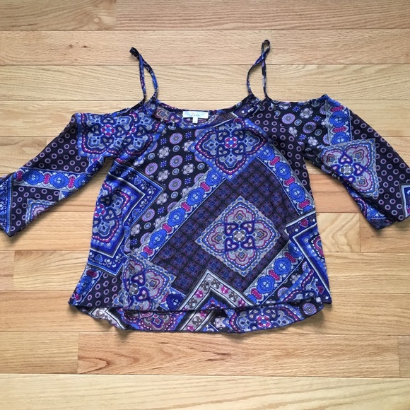 Tops - 💙SOLD💙 Adorable Shoulder Cut Out Top Sz M