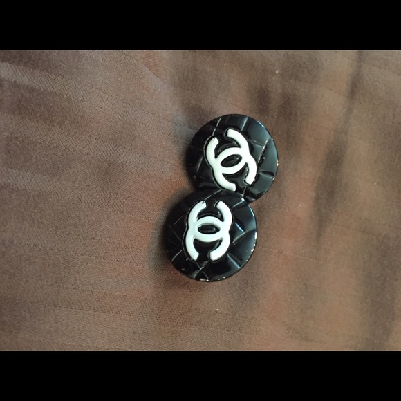 Quilted button double c logo stud earrings