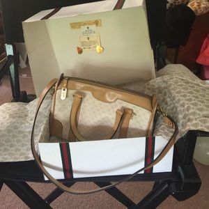 100% authentic Gucci hand bag WITH shoulder trap!