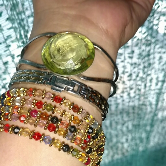 HP Entangled Earth flower in glass silver bangle - Picture 3 of 4