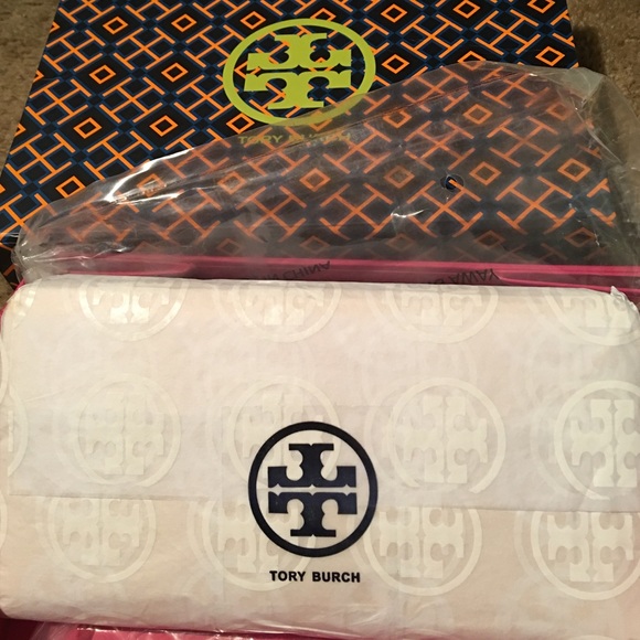 Tory Burch Block-T Zip Continental Wallet - Picture 3 of 4