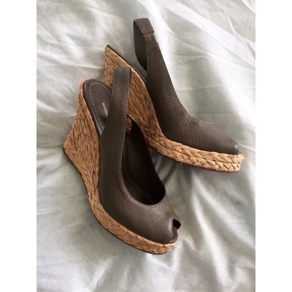 Banana Republic sling back wedges in olive green