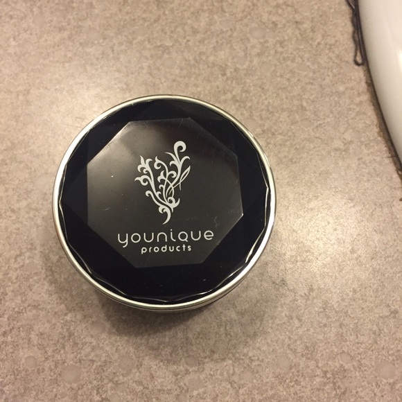 Younique Mineral Concealer