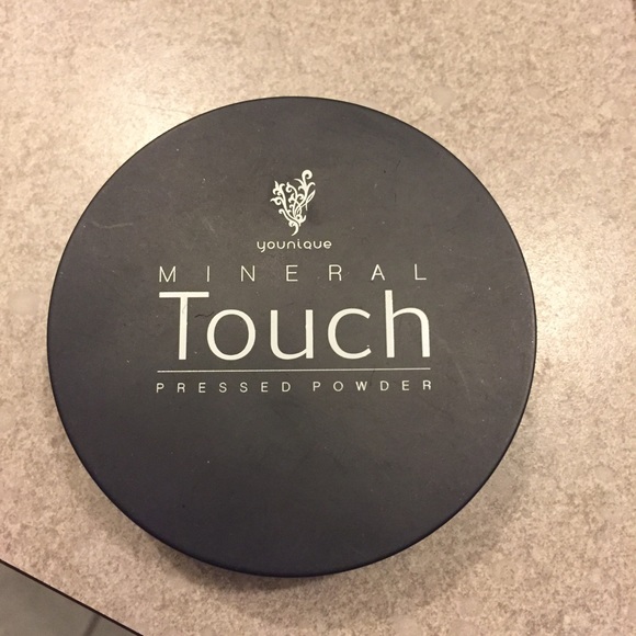 Younique Pressed powder Foundation