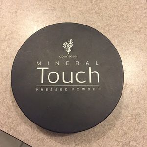 Younique Pressed powder Foundation