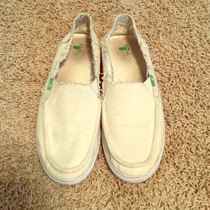 Tan canvas sanuk sandals