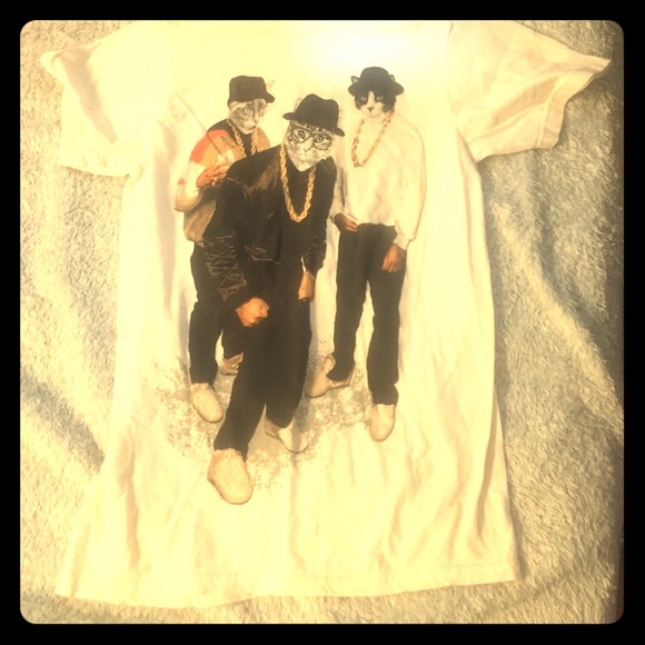 White cat tee shirt