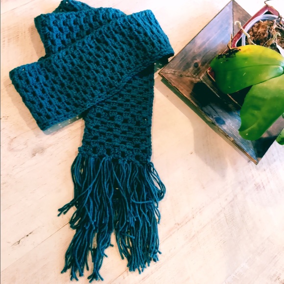 NWOT crochet scarf