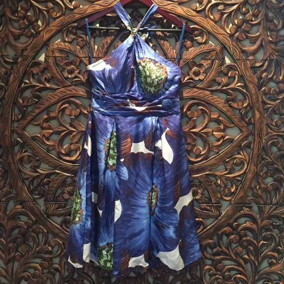Key hole halter dress