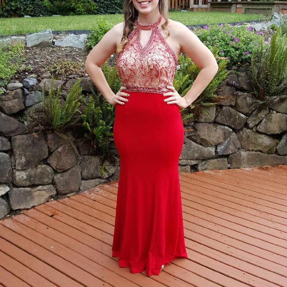 Beautiful red prom dress ❤️