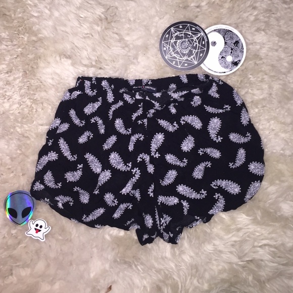 Brandy Melville shorts🌾