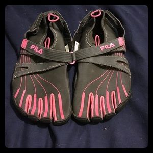 Fila size 7 toe shoes
