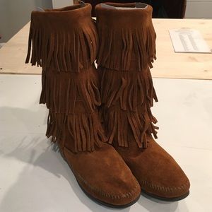 Minnetonka calf hi 3 layer Fringe boot.