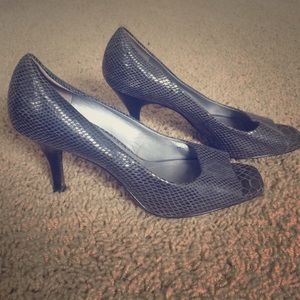 Gray snakeskin Tahari peep toe heels size 9.5